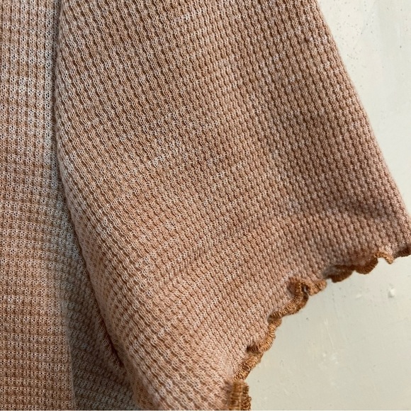 American Eagle Waffle Crop NYC New York City Tan Stretch Baby Tee Size M - Picture 4 of 12